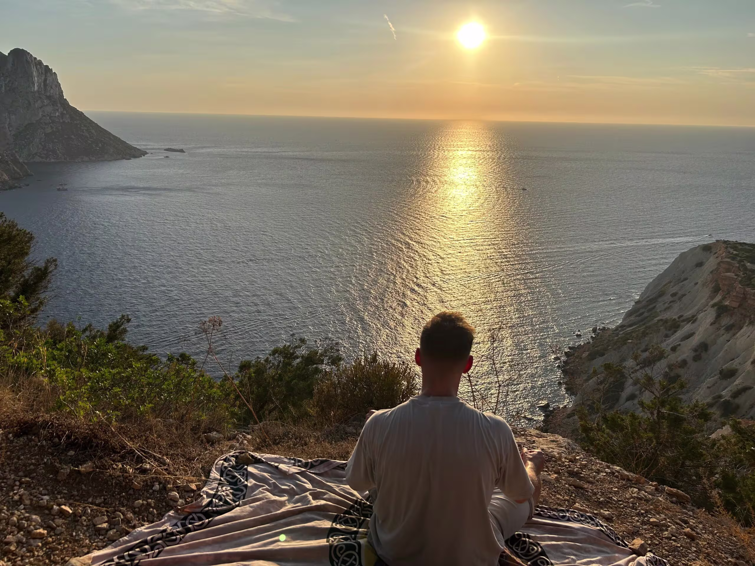 Stucki meditiert bei Sonnenuntergang über dem Meer – Ruhe, Weite und Präsenz