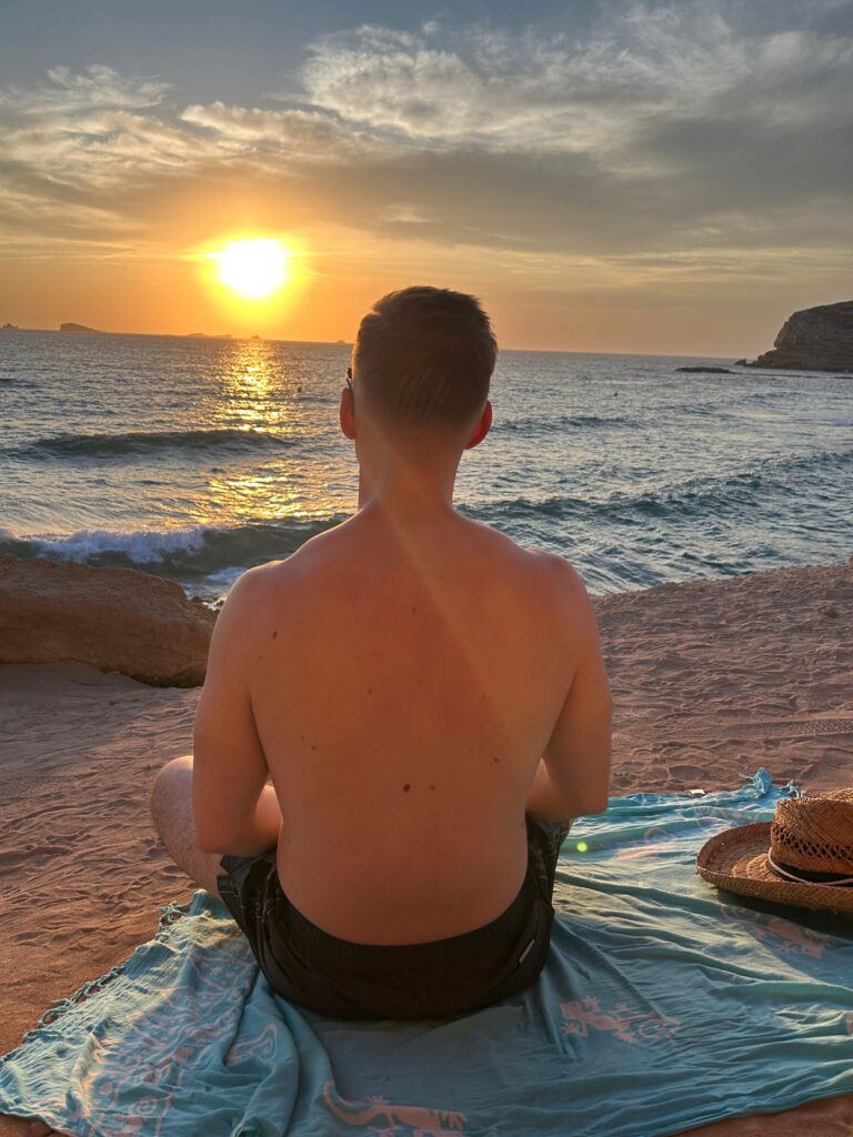 Stucki sitzt im Sonnenuntergang am Meer – Achtsamkeit und innere Ruhe