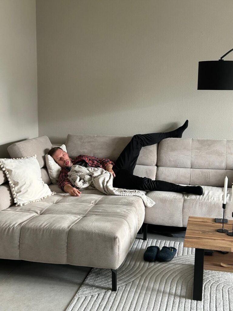 Stucki erschöpft auf dem Sofa – Ausdruck von Stress und Überforderung