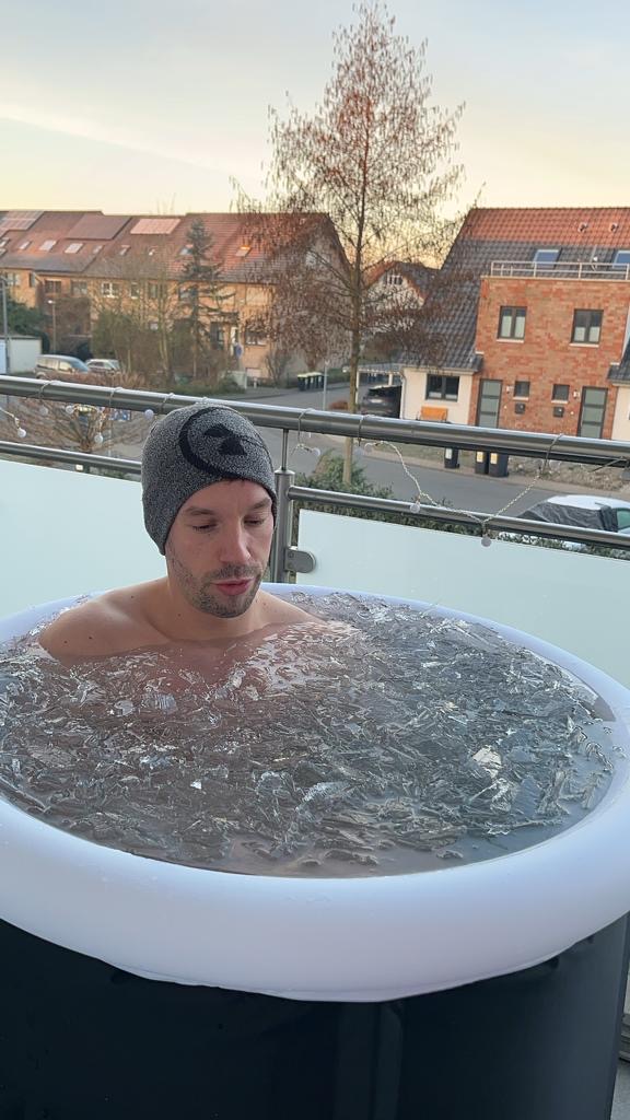 Mann in kaltem Wasser als Symbol für mentale Stärke und Resilienz