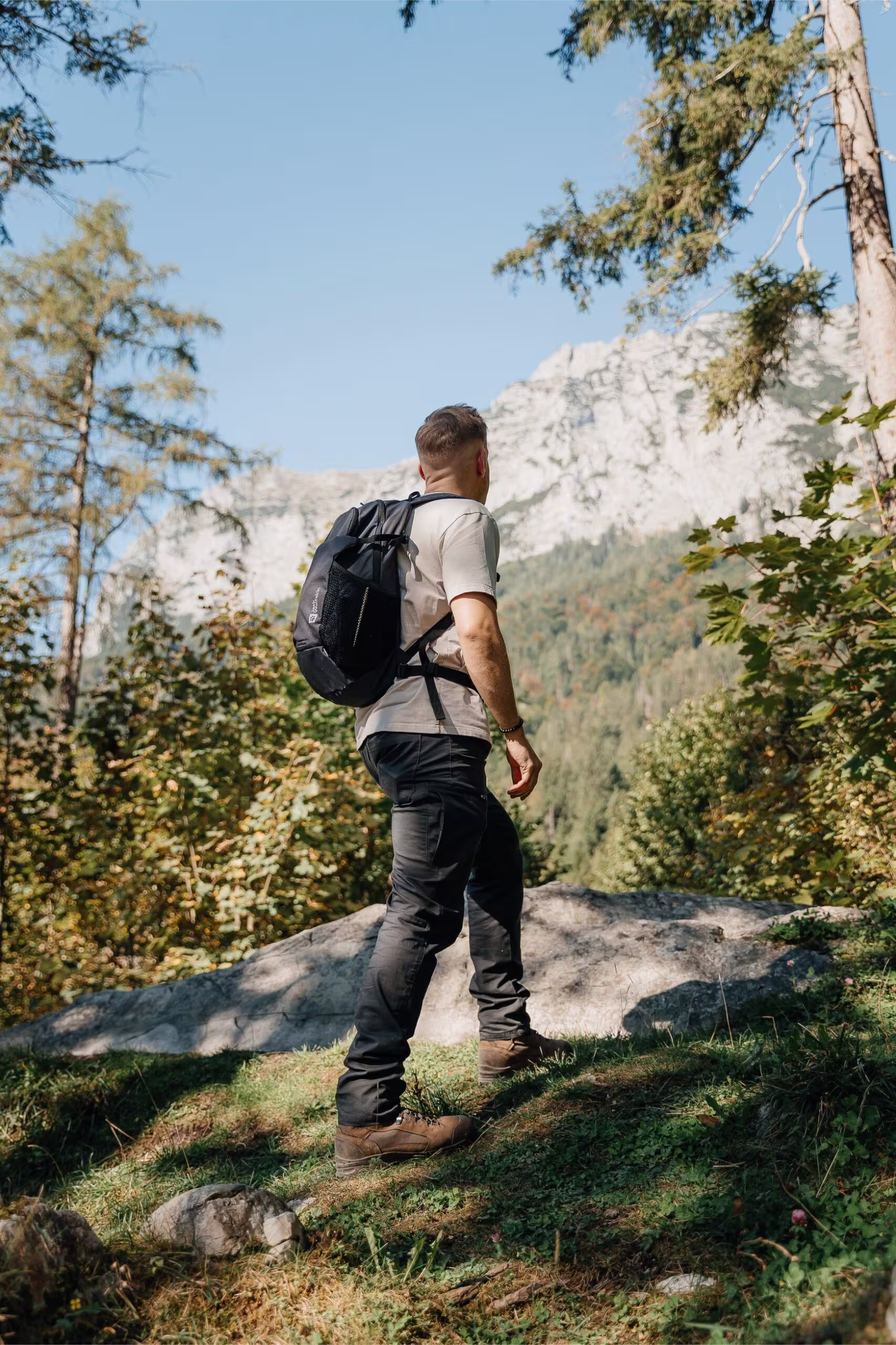 Mann wandert mit Rucksack durch die Natur – Symbol für mentale Stärke und Resilienz
